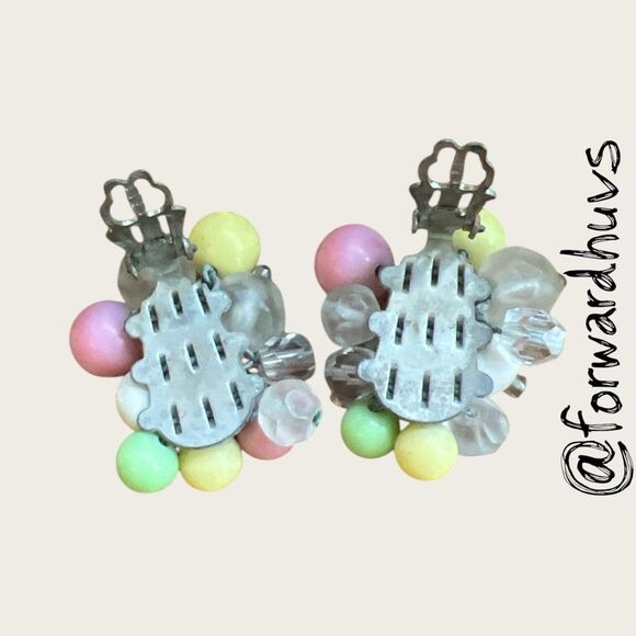 Vintage Unbranded Beaded Cluster Clip-On Earrings - Picture 4 of 8